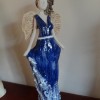 Gliniany anioł ceramiczny w niebieskiej sukience