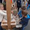 Wioska ginących zawodów - mielenie mąki w żarnie przez dzieci 