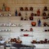 Wystawa naczyń glinianych w sklepiku garncarza